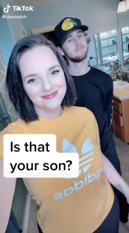 „Toți cred că sunt iubita fiului meu!” Femeia care a uimit milioane de oameni! Nimeni nu o crede când spune ce vârstă are!