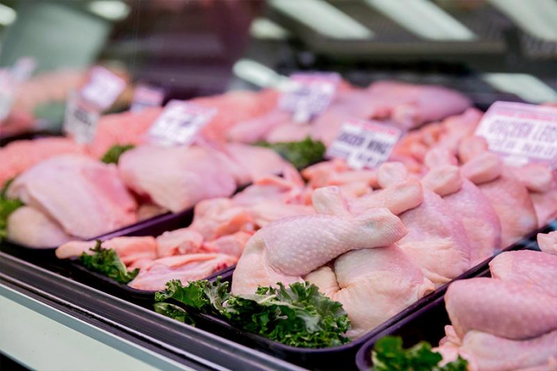 Pericol uriaș în carnea de pui ce urma să ajungă la rafturi! Ce au descoperit inspectorii români