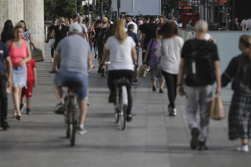 Românii au luat cu asalt magazinele de haine, în a doua zi fără restricții. Cozi și verificări la sânge, la intrarea în centrele comerciale - FOTO