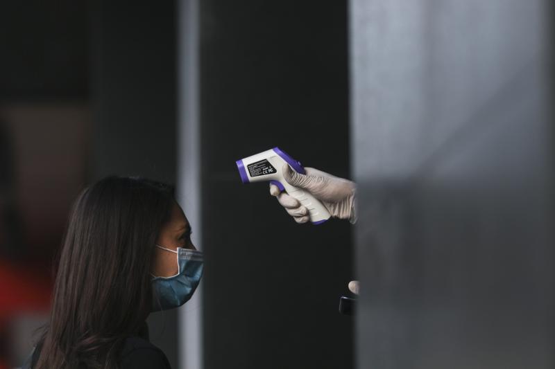 Românii au luat cu asalt magazinele de haine, în a doua zi fără restricții. Cozi și verificări la sânge, la intrarea în centrele comerciale - FOTO