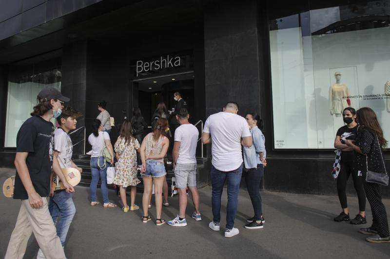 Românii au luat cu asalt magazinele de haine, în a doua zi fără restricții. Cozi și verificări la sânge, la intrarea în centrele comerciale - FOTO