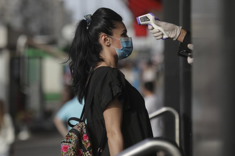 Românii au luat cu asalt magazinele de haine, în a doua zi fără restricții. Cozi și verificări la sânge, la intrarea în centrele comerciale - FOTO