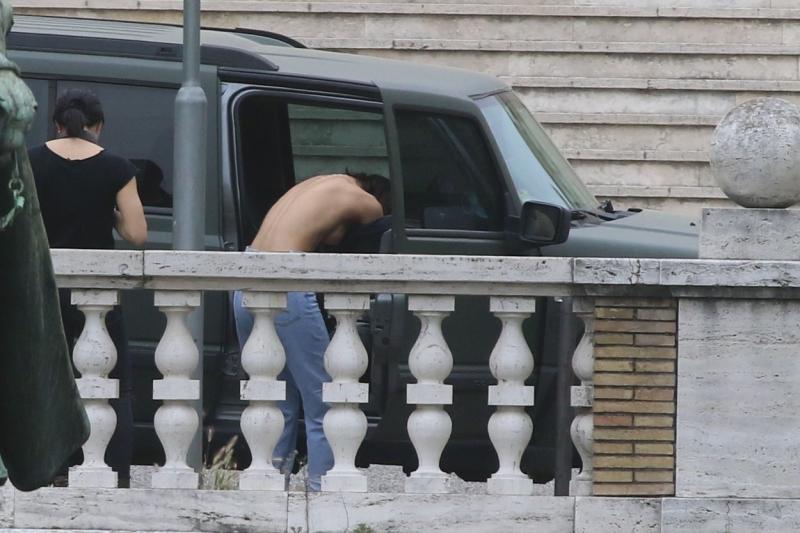 Vedetă surprinsă când se dezbracă total într-un loc public! Fotografii n-au iertat-o