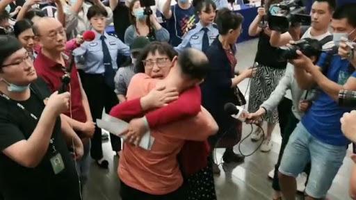 I-au furat băiețelul, în plină stradă. Câteva secunde! Gata, loc de muncă, gata viață! Miracolul a venit, după 32 de ani: „Am pierdut un copil, am găsit un bărbat”