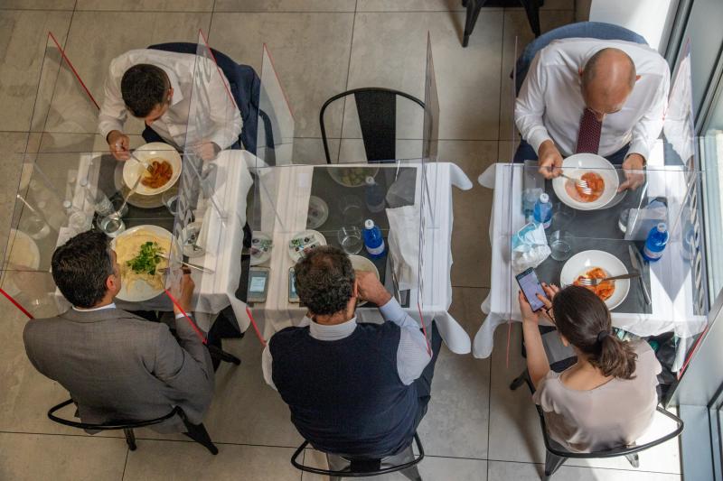 Așa ar arăta restaurantele, după redeschidere. La aceeași masă, separați de panouri de plexiglas - FOTO