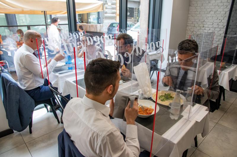 Așa ar arăta restaurantele, după redeschidere. La aceeași masă, separați de panouri de plexiglas - FOTO