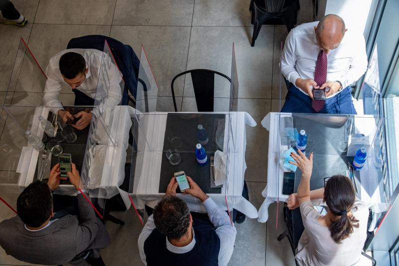 Așa ar arăta restaurantele, după redeschidere. La aceeași masă, separați de panouri de plexiglas - FOTO