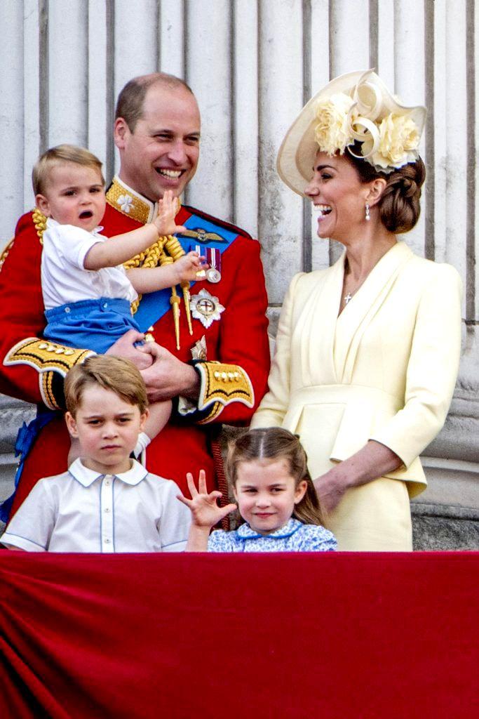 Ce reguli stricte sunt obligați să respecte copiii lui Kate Middleton și ai Prințului William. Merg la culcare de la 7 seara și au foarte multe interdicții!