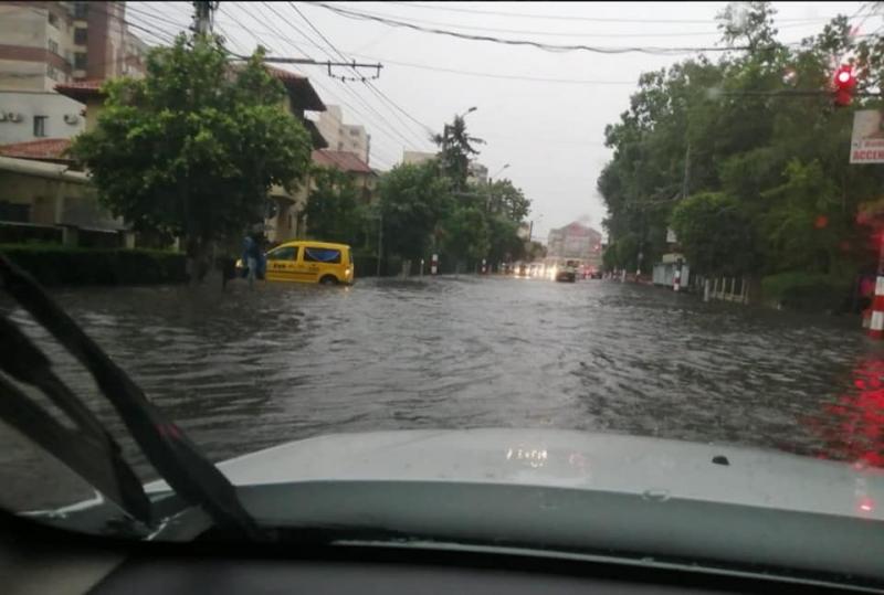 Vremea face ravagii în continuare: Ploi torențiale, furtuni și grindină. Avertizarea meteo rămâne în vigoare | FOTO & VIDEO