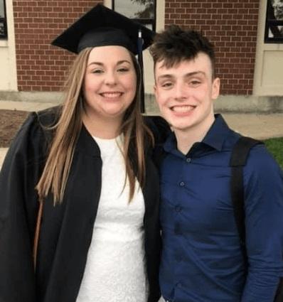 Îți sfâșie inima! Un puști de 18 ani s-a însurat cu iubita lui din liceu, după ce medicii i-au mai dat trei luni de trăit: ”Nu mai e nimic de făcut pentru el!