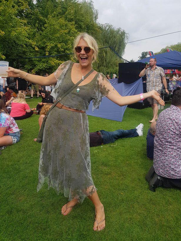 Emma și-a transformat rochia de mireasă într-o ținută de zi cu zi! Cum arată acum