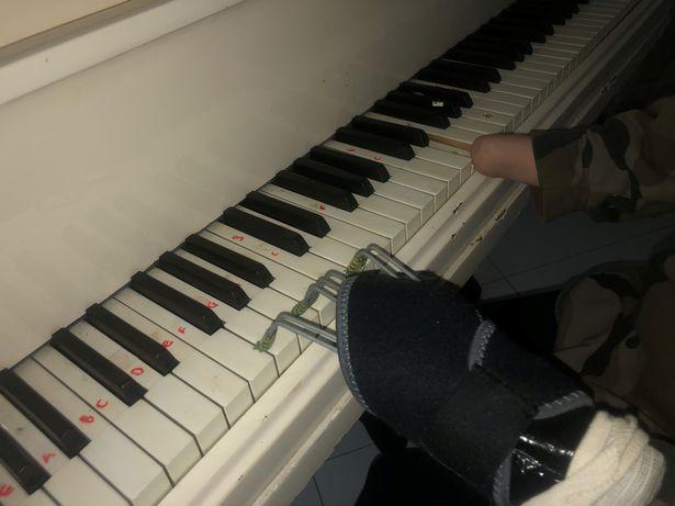 Nu are mâini, dar cântă la pian, la 14 ani! „Un psihoterapeut mi-a spus că e imposibil, dar eu nu m-am lăsat!” - VIDEO