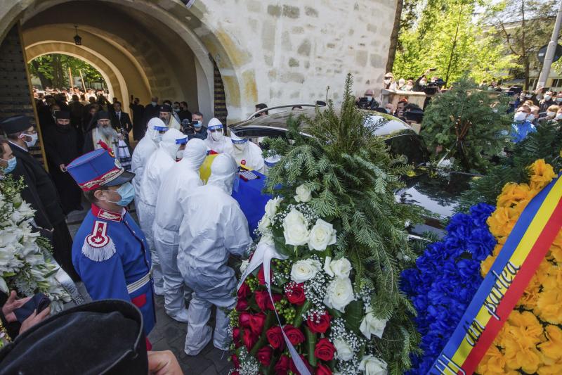 ÎPS Pimen, condus pe ultimul drum de O MIE de oameni, în ciuda regulilor impuse la înmormântări. Credincioșii, cu mască sau fără, au stat laolaltă