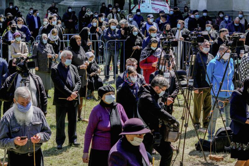 ÎPS Pimen, condus pe ultimul drum de O MIE de oameni, în ciuda regulilor impuse la înmormântări. Credincioșii, cu mască sau fără, au stat laolaltă