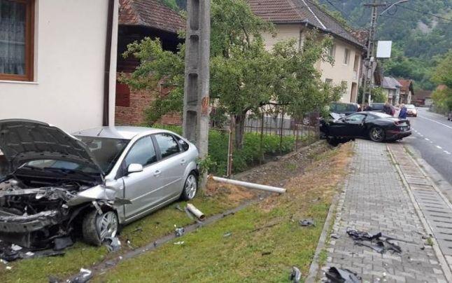 Mașină de lux, în valoare de zeci de mii de euro, distrusă într-un accident rutier pe Transalpina. Gafa uriașă făcută de șoferul bolidului