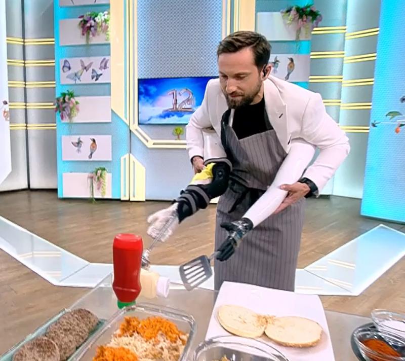 Burger de distanțare socială la Neatza! Cum gătești dacă stai la câțiva metri de ingrediente: „Dă cu maglavais din ăsta”