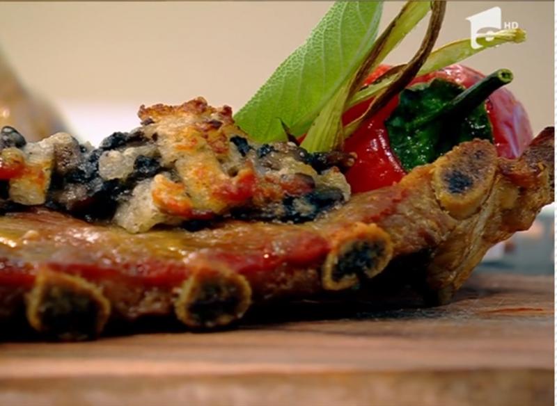 Coaste de porc gratinate cu ciuperci și parmezan, servite cu legume asortate