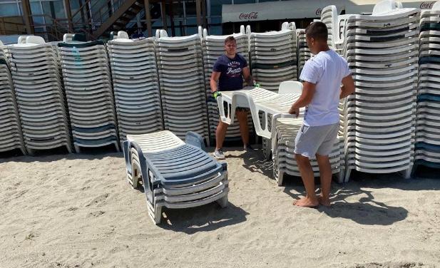 Operatorii de plaje au lăsat șapte metri între umbrele, la Mamaia: "Am văzut funii în Franța. Nu suntem ca oile" - Foto