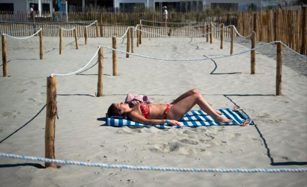 Operatorii de plaje au lăsat șapte metri între umbrele, la Mamaia: "Am văzut funii în Franța. Nu suntem ca oile" - Foto