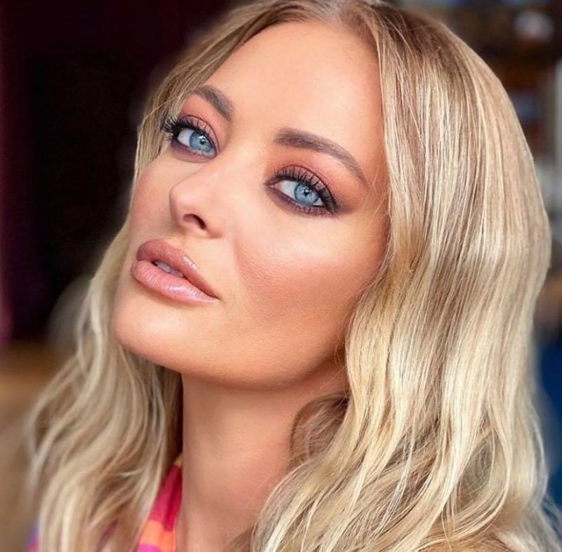 Delia, în culmea fericirii! Frumoasa artistă țopăie de bucurie! |VIDEO