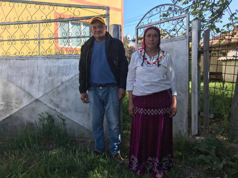 „Nu vrei să vă dau o fată?”. O româncă a fost adoptată de o familie de căldărari. Cum arată viața „Reginei” acum, după aproape 20 de ani