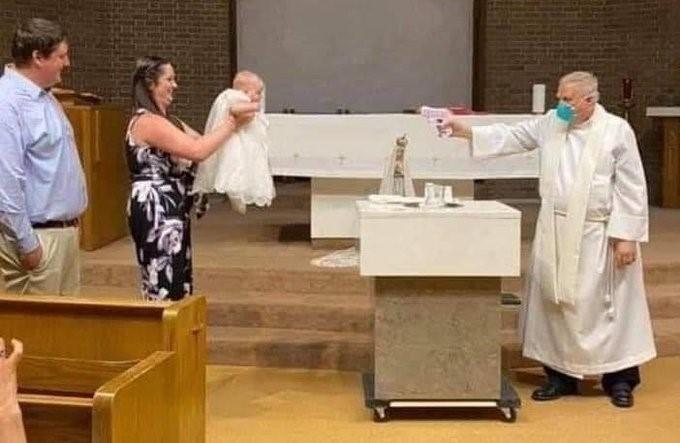 Cum a fost botezat un bebeluș, în plină pandemie! Familia habar n-avea cum „modificase” preotul slujba: „Eram lângă cristelniță când a scos....un pistol!”- FOTO