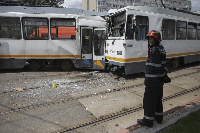 Ultimă oră. Primele imagini cu accidentul din Capitală, unde două tramvaie s-au ciocnit. Nouă persoane au fost rănite