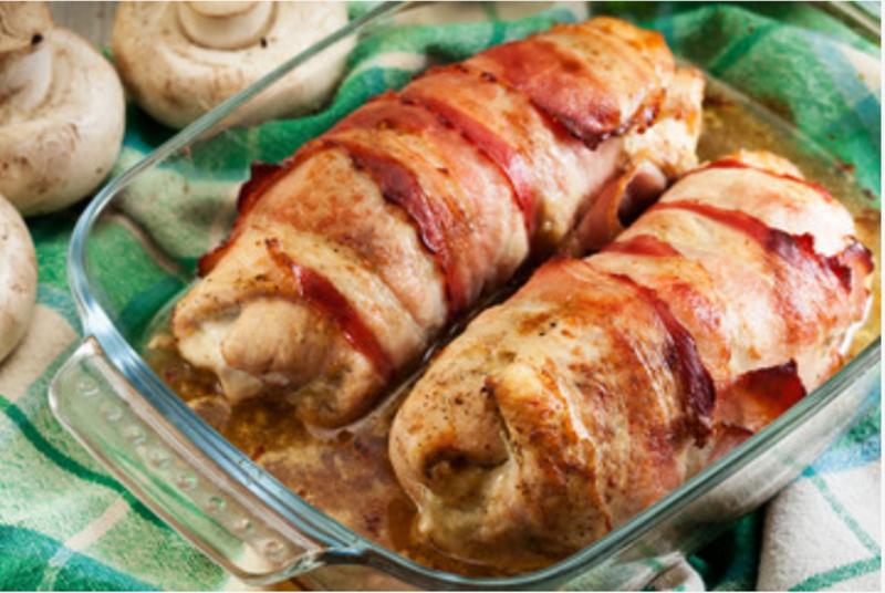 Ruladă din piept de pui cu ciuperci, în crustă de bacon afumat