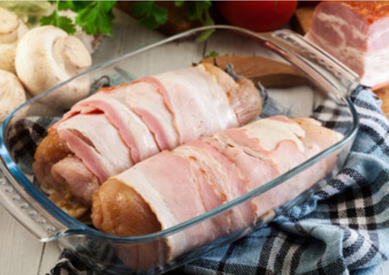 Ruladă din piept de pui cu ciuperci, în crustă de bacon afumat