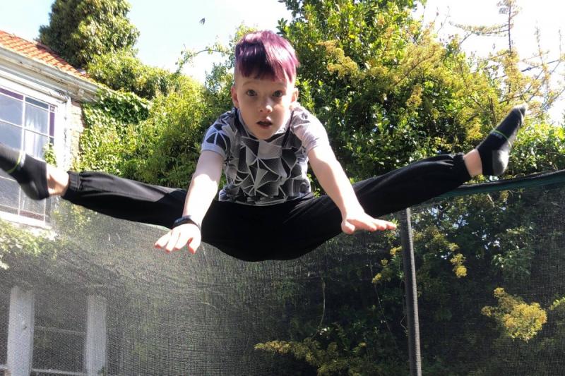 Aripi frânte la doar nouă ani! Un băiețel care iubea dansul și gimnastica și-a pierdut piciorul în urma unui accident: ”E hotărât să revină la pasiunile lui!”