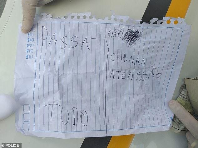 Momentul în care un adolescent paralizat încearcă să jefuiască un magazin, filmat! „Ținea pistolul cu picioarele. Am crezut că cerșea” - VIDEO