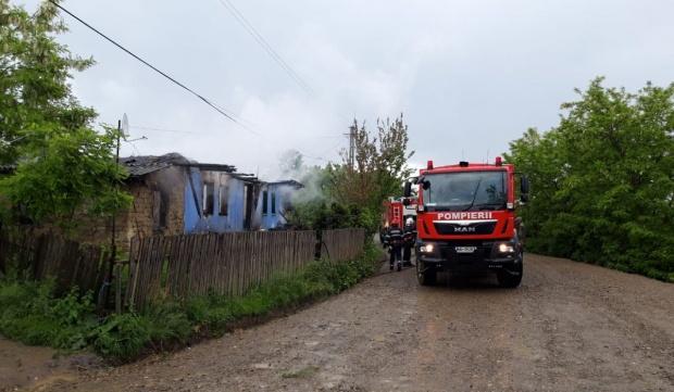 Imaginile cu băiețelul care-și plânge adidașii arși sunt cutremurătoare. El e Gabriel, iar focul i-a mistuit căsuța săracă din Botoșani