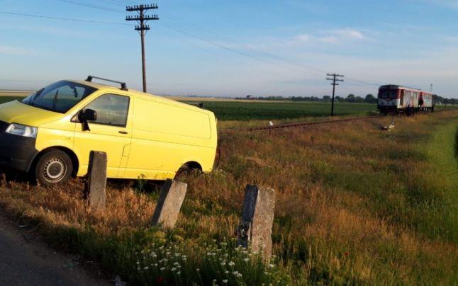 Accident în Olt! O mașină a fost izbită de un tren! Ce s-a întâmplat cu șoferul și mecanicul. Atenție, imagini tulburătoare! FOTO