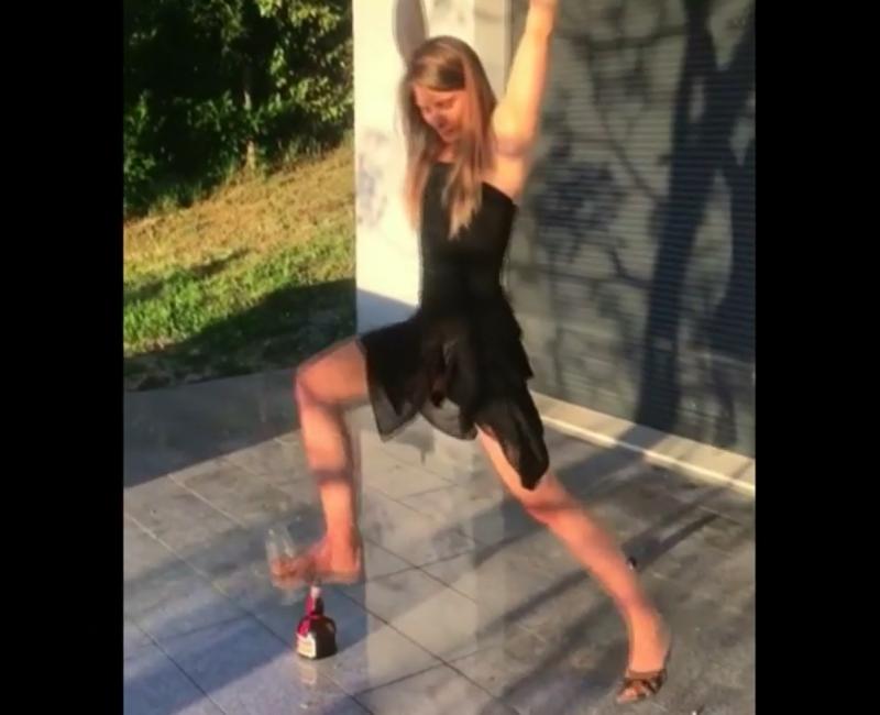 Rochia s-a ridicat și a lăsat totul la vedere! O blondă a uitat de inhibiții și a făcut spectacol, pentru un pahar de vin