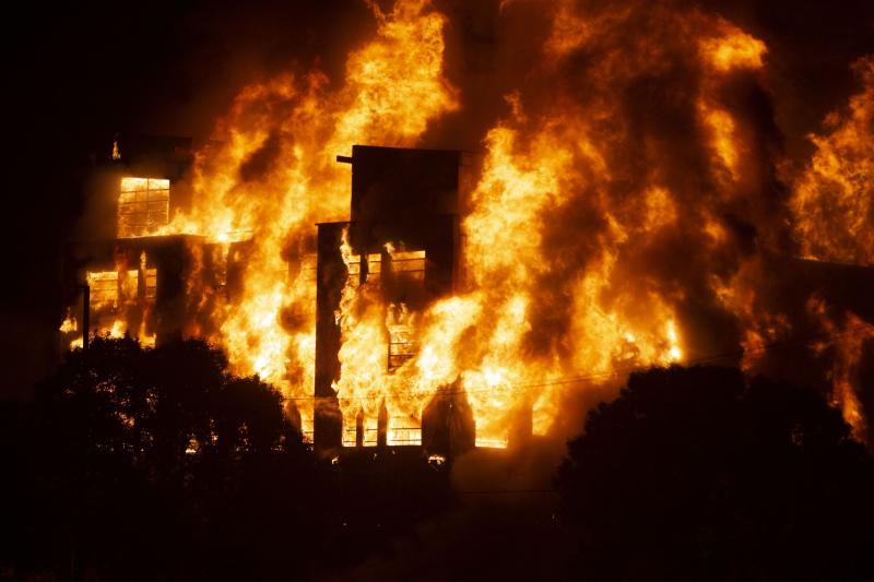 FOTO | Jurnaliștii CNN arestați în direct de poliția din Minnesota. Relatau protestele oamenilor  izbucnite în urma uciderii unui afro-american de către un polițist alb. L-a apăsat cu genunghiul pe gât până a murit