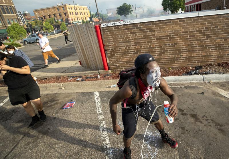 FOTO | Jurnaliștii CNN arestați în direct de poliția din Minnesota. Relatau protestele oamenilor  izbucnite în urma uciderii unui afro-american de către un polițist alb. L-a apăsat cu genunghiul pe gât până a murit