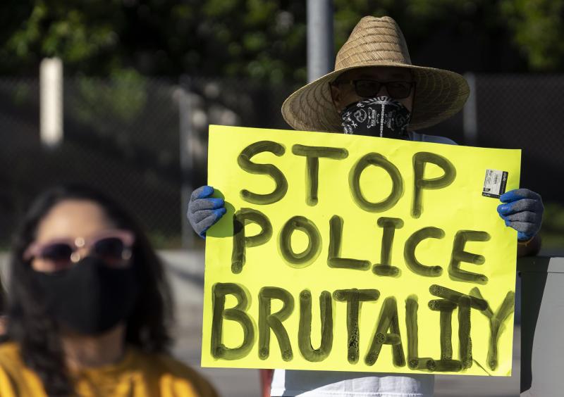 FOTO | Jurnaliștii CNN arestați în direct de poliția din Minnesota. Relatau protestele oamenilor  izbucnite în urma uciderii unui afro-american de către un polițist alb. L-a apăsat cu genunghiul pe gât până a murit