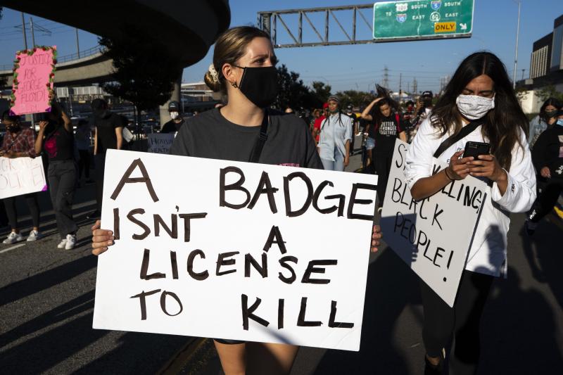 FOTO | Jurnaliștii CNN arestați în direct de poliția din Minnesota. Relatau protestele oamenilor  izbucnite în urma uciderii unui afro-american de către un polițist alb. L-a apăsat cu genunghiul pe gât până a murit