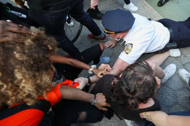 FOTO | Jurnaliștii CNN arestați în direct de poliția din Minnesota. Relatau protestele oamenilor  izbucnite în urma uciderii unui afro-american de către un polițist alb. L-a apăsat cu genunghiul pe gât până a murit