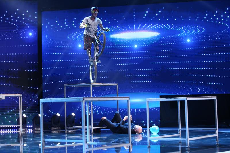 Câțiva centimetri și îi strivea capul! Bendeac a trăit spaima vieții sale, la iUmor! Gabor Orban a sărit cu bicicleta peste jurat! „Nu se poate așa ceva”