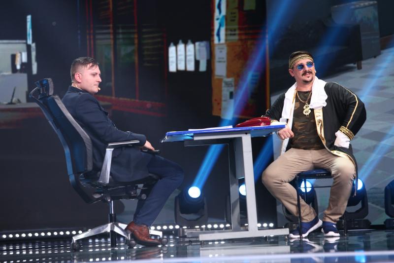 Ce pățește un șeic care își plimbă cămila pe străzile din România? „Știrile care nu contează”, comedie curată la iUmor