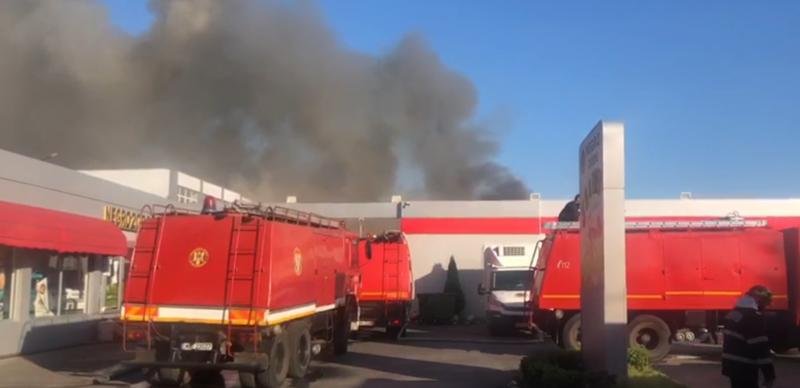 Primele imagini din interiorul halei incendiate, de pe Bulevardul Metalurgiei din București | VIDEO