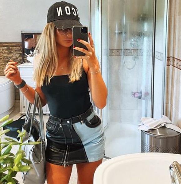 Detaliul rușinos ce s-a văzut în poza unei blonde, pe Instagram! Tânăra a vrut să aibă o poză sexy, dar s-a făcut de râs