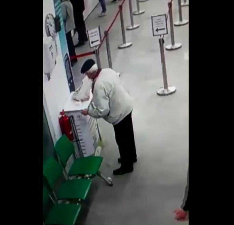 Un bătrân a confundat extinctorul cu dozatorul de dezinfectant! Ce a urmat