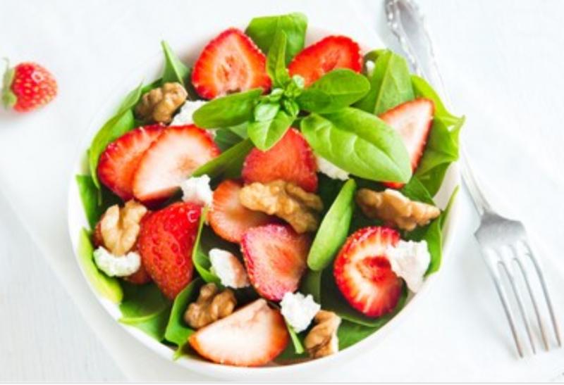 Trei rețete simple de salată cu căpșuni pentru porția zilnică de gust bun și vitamine