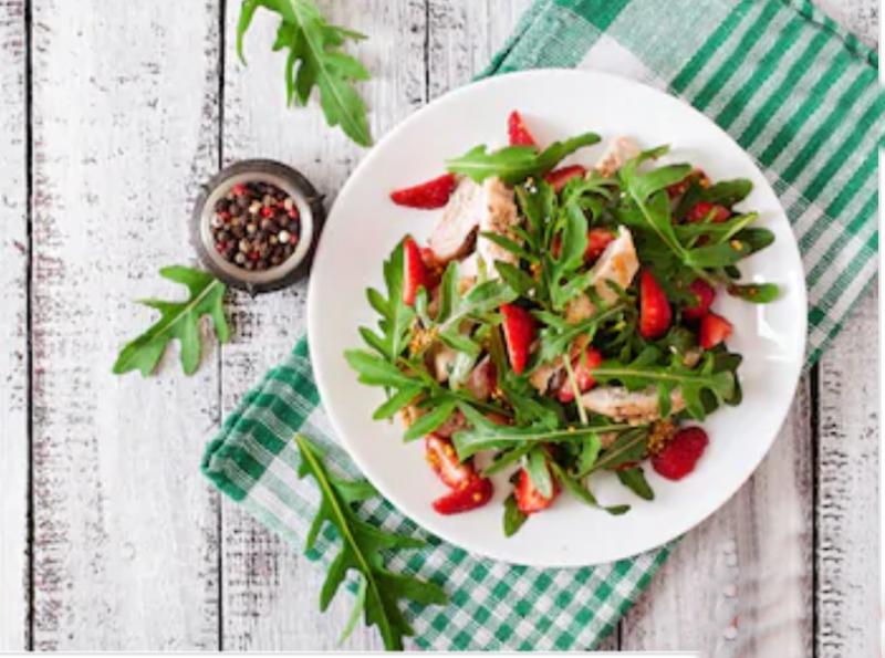 Trei rețete simple de salată cu căpșuni pentru porția zilnică de gust bun și vitamine