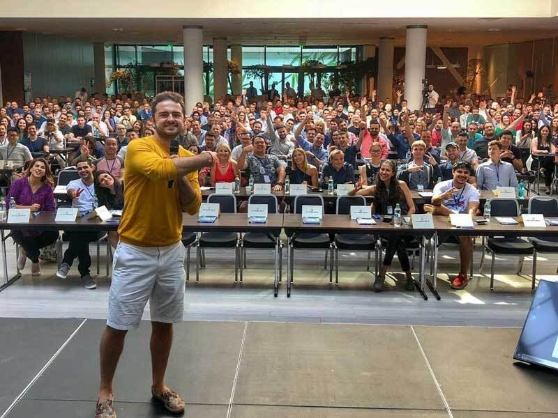 De ce să te înscrii la cel mai nou Curs Amazonienii StepUP? Află citind în continuare!