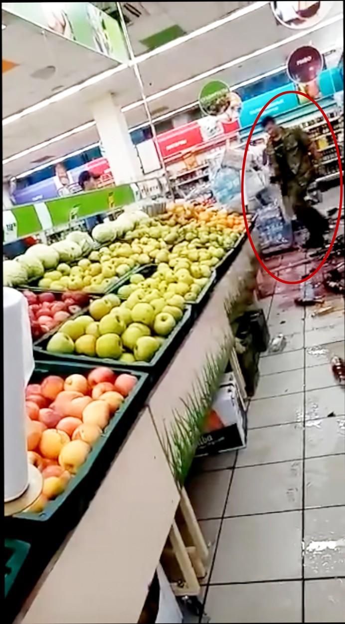 Supermarket inundat cu alcool, după ce un angajat a distrus rafturile! Bărbatul din Rusia aflase că va fi concendiat | Galerie foto