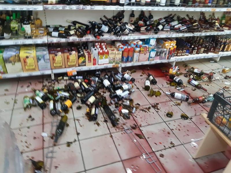 Supermarket inundat cu alcool, după ce un angajat a distrus rafturile! Bărbatul din Rusia aflase că va fi concendiat | Galerie foto