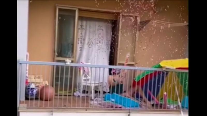 Cei aflați în izolare se pot bucura de mersul la piscină! Ce soluție a găsit un tânăr